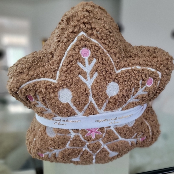 ❄️🌲NWT Cupcakes and Cashmere Gingerbread Pillow - Pink and White Set of 3 🌲 ❄️ - Picture 6 of 8